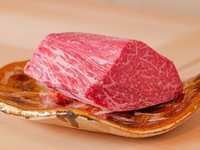 Private room guaranteed! Summer's "Life-Changing Fillet" Course: "Selected Wagyu Beef and Sea Urchin Yukhoe Dog," "Selected Fillet Beef Spicy Brioche Cutlet Sandwich," "Two Types of Selected Wagyu Beef Fillet from Different Regions for Comparison," "Selected Wagyu Beef Fillet and Sirloin Clay Pot Rice"