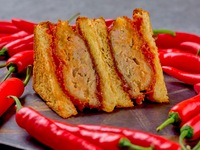 Private room guaranteed [THE Shinjuku Ushimitsu Course] – a course where you can enjoy Ushimitsu. It includes classic Yukke with rich egg yolks, seasonal pea and pumpkin Yukke, spicy and delicious Tartar Menchikatsu Sandwich, and spicy dan-dan cold noodles!
