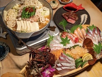 【พร้อมการจับคู่กับสาเกญี่ปุ่น!】 ชุดซาชิมิขึ้นชื่อจากคิวชู + เนื้อวัวพันธุ์คุโรเกะระดับ A5 จากคาโกชิม่าที่ผ่านการดรายเอจจิ้ง + หม้อต้มเครื่องในสไตล์ฮากาตะ