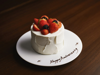 【DINNER | Premium Anniversary Course】 A luxurious 6-course meal to celebrate your anniversary, complete with toast wine and a whole cake.