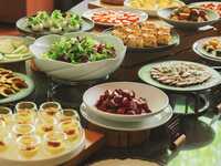7/17 onwards: [Holiday Lunch] Salad & appetizer buffet + choice of main dish + celebratory sparkling wine