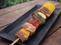 BBQ串4連 (牛イチボ/豚肩ロース/野菜/海老）