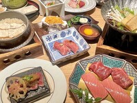 In September and October: “Bluefin tuna otoro & Wagyu sukiyaki”, “Torotaku rice bowl”, “Double main steak featuring carefully selected domestic beef & tuna cheek”, “Sea bream hissamubushi” – 5,454 yen (excluding tax)