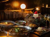 【プラチナムバースデーコース】 ミツバチの人気メニューを詰め込んだ 1番人気のメキシカンピザ&うに麵　乾杯スパークリングワインとフラワーリースケーキ付贅沢記念日プラン