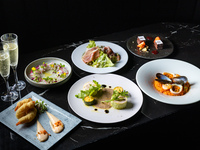 [Standard Dinner Course] Recommended casual plan including carpaccio, fried shrimp kadaif, and herb-grilled young chicken
