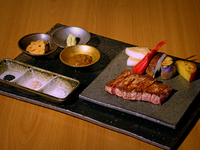 【テーブル席 ステーキコース】先付、焼野菜、黒毛和牛ステーキ、お食事、デザートを含む全5品コース