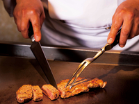 August [Weekend & Holiday Dinner Buffet for Adults / No Time Limit / Includes All-You-Can-Drink Alcohol] All-you-can-eat special menu items available only during dinner time, including beef sirloin steak.
