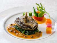 【Extended through September 30 due to popular demand】 Abalone Steak Lunch  This special summer lunch features Toba International Hotel’s signature Classic Abalone Steak, accompanied by Sea Horse’s specialty Ise Lobster Bisque, a seasonal appetizer, and dessert.  Enjoy a luxurious taste of Ise-Shima with two of the region’s finest delicacies—abalone