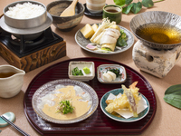 Weekends) “Sea bream sesame tea-rice lunch”: steaming hot silver rice with rice-cooker rice and sea bream prepared in a Rikyu-style dressing. 3,390 yen