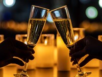 【22時以降限定レイトナイトアニバーサリーコース】ブック型オードブルとアンガス牛のグリラーステーキ　乾杯バブルスモークカクテル＆フラワーリースケーキ付　夜更けに深まる記念日プラン