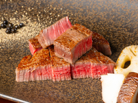 【Genesis】Curso experimental por tempo limitado com 7 pratos, incluindo o teppanyaki Yamato. Inclui bebida de brinde para o brinde inicial.