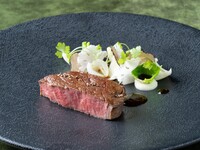 【ルーフトップバル】前菜盛り合わせ5種＆黒毛和牛ロースのメインの2品＋スパークリングワインなど2時間フリードリンク