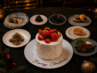 [Early-bird exclusive | Whole cake giveaway] – Limited to 10 pairs – Christmas cake essentially free | The Christmas: 7 items total