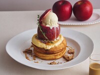 【9/2～スタート】ドリンクセット / まるごとリンゴと焦がしブリュレのパンケーキ アールグレイカスタードソース
