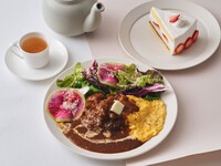[Special Lunch with Dessert & Drink] Young chicken brown stew with fermented butter, served over rice and topped with an omelet