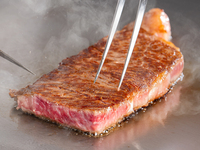 【Fiesta de un buen día】 Almuerzo especial limitado a la Semana de Plata: Ensalada César con lechuga romana y carne roja de res Wagyu de pelo negro