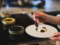 <Weekdays> Dinner buffet with free-flowing alcohol and your choice of main dish.