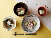 《9月限定｜8折优惠》品尝时令蔬菜与海鲜的“华宴”套餐，附赠一杯祝酒饮料