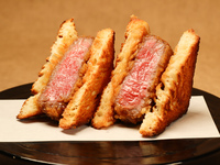 New [Ushimitsu Ebisu Main Store 9th Anniversary Course ~SMASH~]: We offer “SMASH STEAK ~Tenderloin~”, “Wagyu beef and salmon roe yukke dog”, “Brioche cutlet sandwich with carefully selected tenderloin”, and “5 kinds of carefully selected grilled dishes”.