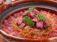 Private rooms guaranteed! In our new [Premium Course], you can enjoy “Exquisitely Selected Wagyu Boxed Uni Yukke Dog”, “USHIMITSU STEAK – Thick-Cut Wagyu Tenderloin”, and “Hot Pot Rice with Exquisitely Selected Wagyu Tenderloin & Sirloin”.