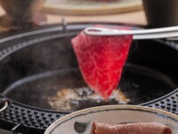 ランチ限定【すき焼きorしゃぶしゃぶコース】和牛を楽しむコースをご提供！すき焼きもしくはしゃぶしゃぶをお選びいただきます。「和牛の雲丹ユッケドッグ」「厳選ヒレ肉のブリオッシュカツサンド」をご提供。