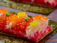 新【新宿うしみつ開店記念コース】和牛の蟹いくらバラチラシユッケドッグ、メンチカツカツサンド　〜自家製ソース〜、石焼ガーリックカレーをご提供。