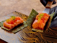 Private room guaranteed 【Commemorative course for winning “Top 100 Yakitori Restaurants 2025” at our sister restaurant Ginza Chikamitsu】 Featuring 7 carefully selected grilled dishes, including “Wagyu beef and salmon yukke dog”, “minced meat cutlet sandwich”, and “white freezing cold noodles”.