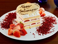 ストロベリーショートケーキ 10cm x 10cm  季節のデコレーションフルーツ付き