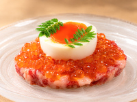 The autumn “THE Shinjuku Ushimitsu Course” lets you enjoy various Ushimitsu dishes. It includes ikura yukke made with carefully selected Wagyu beef, Wagyu beef pie-caviar yukke, cutlet croquette sandwich ~with homemade sauce~, and white freezing cold noodles!