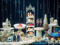 【Xmas2026】＜土日祝＞『ローズハンドクリーム（15mLミニサイズ）+スノーローズ・レモネード+ローズ香るレアチーズムース いちごのソルベと共に付きジュリークローズアフタヌーンティー』心躍る世界観へと贅沢に落とし込んだ特別コラボレーション！マリアージュフレール1杯＋その他ドリンクお替り自由　11/4～1/11