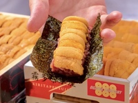 【尊享套餐】這是一個匯集了各種招牌料理的套餐，內含季節限定的「特選和牛菲力燒壽喜燒～松露與濃郁蛋黃～」、「嚴選和牛海膽生食拼盤」以及「嚴選菲力肉製作的布里歐麵包炸肉三明治」。