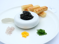聖誕節 — 與套餐同享：魚子醬與一杯香檳套餐