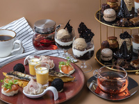 『秋の味覚と珈琲が贈る、ハロウィンアフタヌーンティー』 Halloween Midnight Roast ― 魔女が暮らす夜の喫茶室 ―（ミニパフェ＋スイーツ＋セイボリー＋カフェフリー）