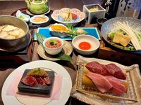 In November and December: “Chilled blowfish & Kuroge Wagyu sukiyaki”, “Crab and ikura sushi bowl”, “Australian Wagyu & Hokkaido fugu stone-grilled steak”, “Sea bream hitsumabushi” – 5,454 yen (excluding tax)