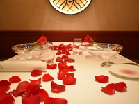 [Christmas Dinner – “Private Room Guaranteed”] Menu Noël 2026 | A special Christmas course enjoyed in a private room | Table decoration featuring rose petals | Dec 19–26