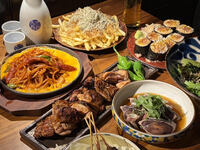 幹事様必見！10名様で1名様無料！大人数の忘年会、宴会などにオススメ！3H飲み放題付き【竹：渋谷舌吞コース】あて巻きの鮪トロと沢庵～国産鶏モモ肉の炭火焼き～,〆鉄板のナポリタンまで‼