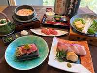 Nov 1 onwards – Saturdays, Sundays, and holidays only: [Sea Bream Shabu-Shabu Lunch] ‘Cold sea bream shabu-shabu in golden broth’, ‘Wagyu beef sushi & carefully selected domestic beef stone-grilled steak’, ‘Crab rice casserole served like hitsumabushi’. Price: 3,500 yen on Saturdays, Sundays, and holidays.