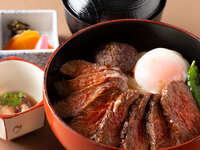 【道産牛ステーキ丼（小鉢、香の物、味噌汁付き）】サラダ・デザート・スープ・コーヒービュッフェ付き