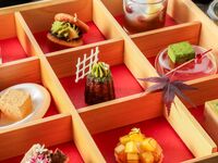[Weekdays only, 1 PM onwards] Japanese sweets and Okayama fruits afternoon tea (reservation required 2 days in advance)