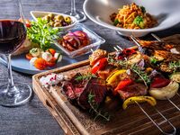 【11月土日祝限定】海辺の贅沢BBQ｜牛サガリ＆串焼き4種＋120分飲み放題