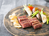 【最高の結婚記念日：平日】花束＋アニバーサリープレート30文字付き記念日！鮮魚と精選国産牛フィレ・ロースの食べ比べランチ