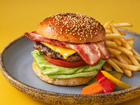 [ランチ] ホテル開業11周年記念「ANNIVERSARY BURGER」